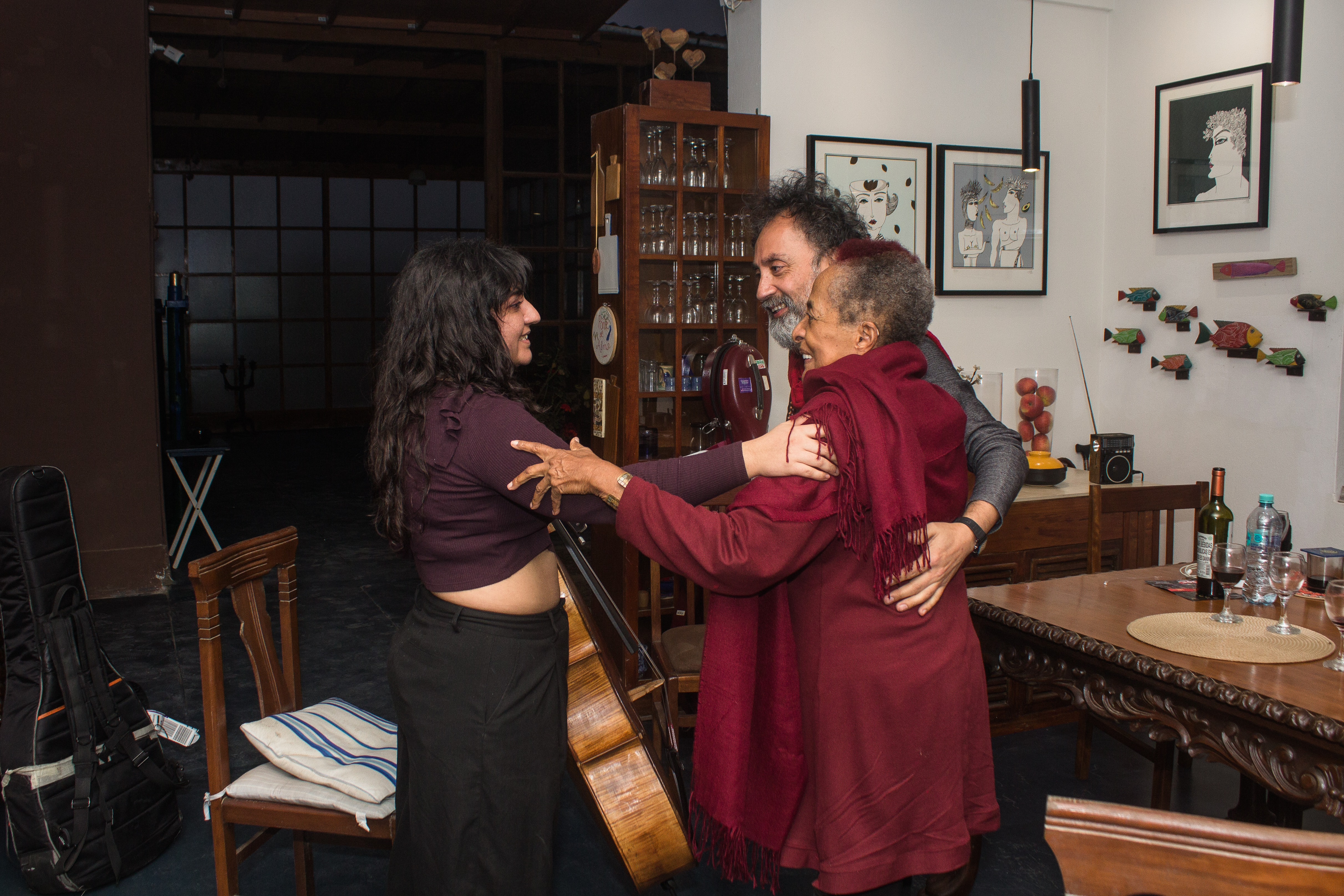 Encuentro de Sonqo con Susana Baca después de interpretar música